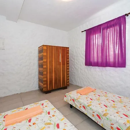 Four-bedroom Holiday In Bilice